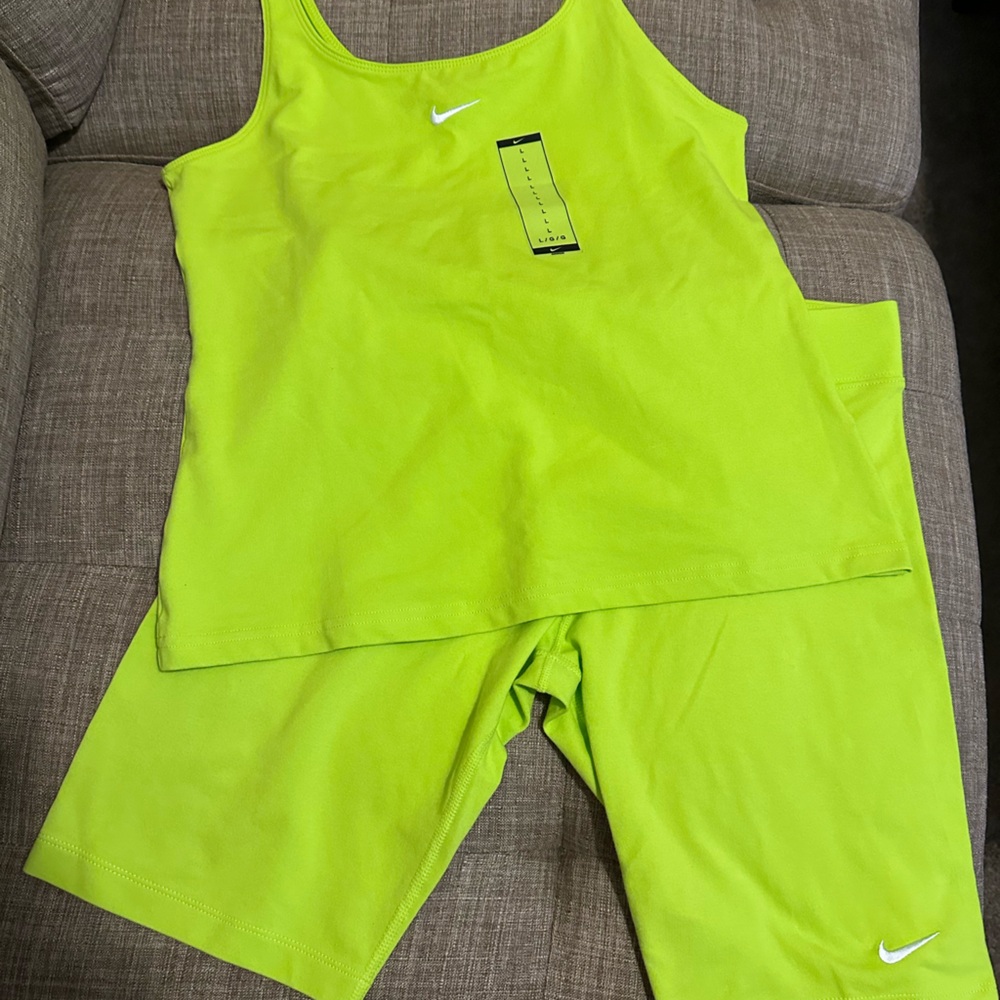 NIKE 2 piece Women’s set SZ Large